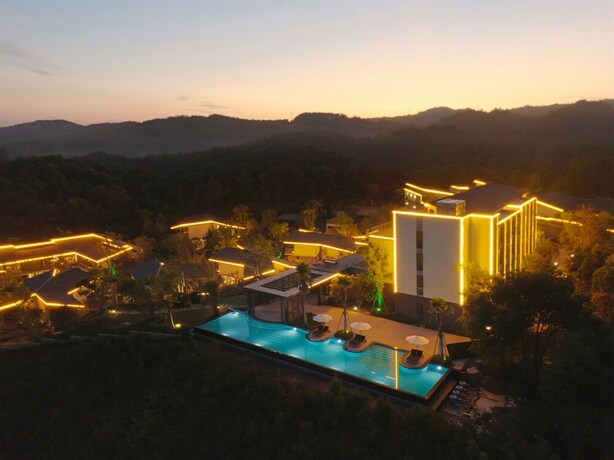 Imagen de la piscina del Hotel Landison Resort Jingdezhen. Foto 18