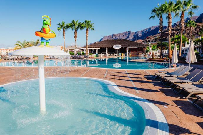 Imagen de la piscina del Hotel Landmar Costa los Gigantes Family Resort. Foto 15