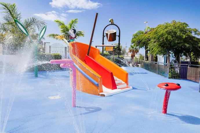 Imagen de la piscina del Hotel Landmar Costa los Gigantes Family Resort. Foto 16