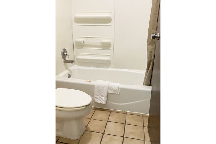 Imagen de la habitación del Hotel Landmark, New Llano. Foto 11