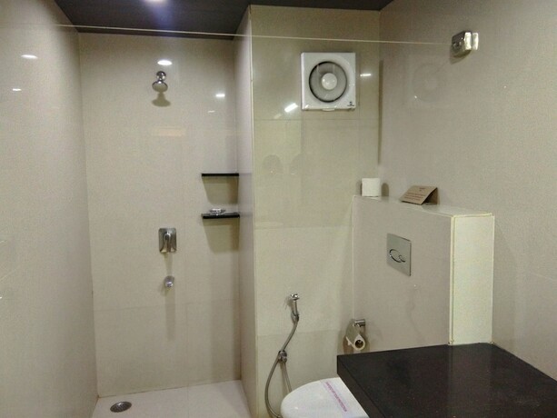Imagen de la habitación del Hotel Landmark, Raipur. Foto 24