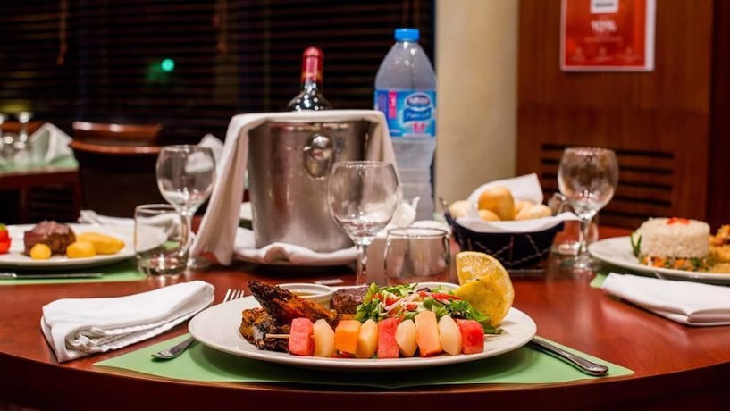 Imagen del bar/restaurante del Hotel Landmark, Rumukalagbo. Foto 2