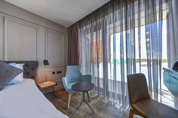 Imagen de la habitación del Hotel Land's End Boutique. Foto 2