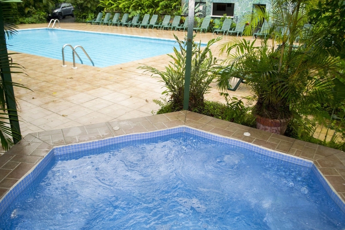 Imagen de la piscina del Hotel Lands In Love. Foto 18