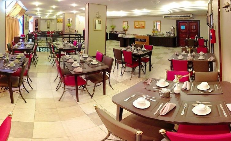 Imagen del bar/restaurante del Hotel Lang Palace. Foto 3