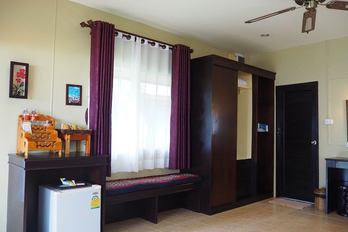 Imagen de la habitación del Hotel Lanta Castaway Beach Resort. Foto 13