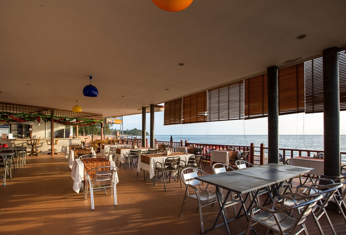 Imagen del bar/restaurante del Hotel Lanta Casuarina Beach Resort. Foto 1