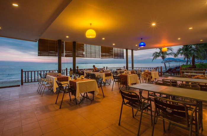 Imagen del bar/restaurante del Hotel Lanta Casuarina Beach Resort. Foto 2
