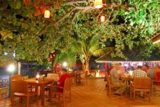 Imagen del bar/restaurante del Hotel Lanta Island Resort. Foto 19