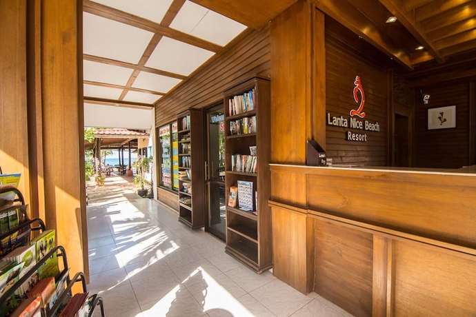 Imagen de los interiores del Hotel Lanta Nice Beach Resort. Foto 16