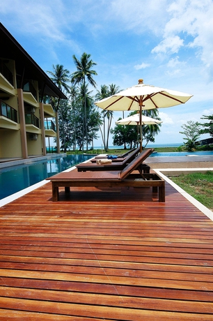 Imagen de la piscina del Hotel Lanta Pura Beach Resort. Foto 7