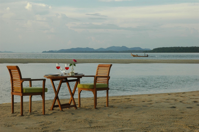 Imagen de los exteriores del Hotel Lanta Pura Beach Resort. Foto 5