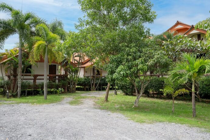 Imagen general del Hotel Lanta School Beach Resort. Foto 6