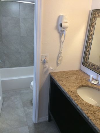 Imagen de la habitación del Hotel Lantern Inn And Suites. Foto 3
