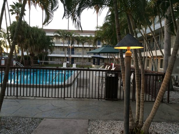 Imagen de la piscina del Hotel Lantern Inn And Suites. Foto 14
