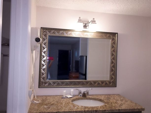 Imagen de la habitación del Hotel Lantern Inn And Suites. Foto 5