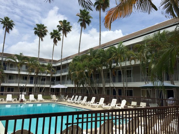 Imagen de la piscina del Hotel Lantern Inn And Suites. Foto 16