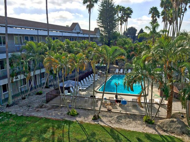 Imagen de la piscina del Hotel Lantern Inn And Suites. Foto 17