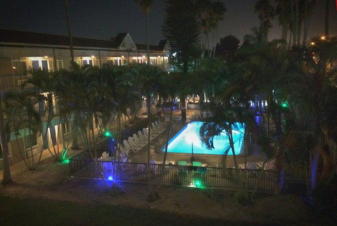 Imagen de la piscina del Hotel Lantern Inn And Suites. Foto 19