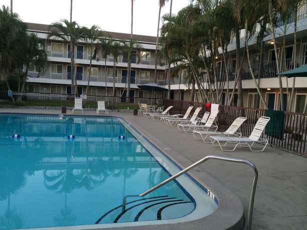 Imagen de la piscina del Hotel Lantern Inn And Suites. Foto 20