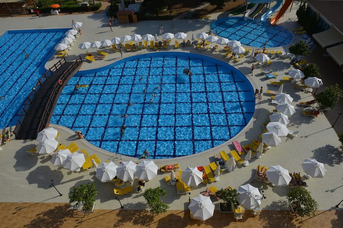 Imagen de la piscina del Hotel Laphetos Beach Resort And Spa - All Inclusive. Foto 19