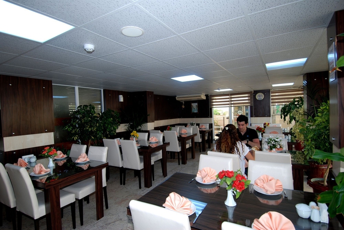 Imagen del bar/restaurante del Hotel Lara Diamond. Foto 2