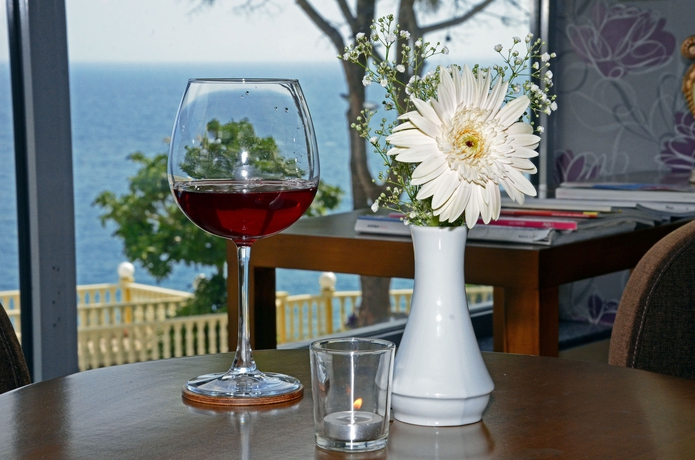 Imagen del bar/restaurante del Hotel Lara Otel. Foto 2