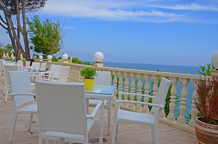 Imagen del bar/restaurante del Hotel Lara Otel. Foto 3