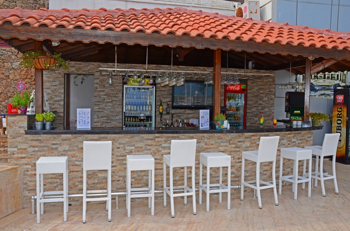 Imagen de la piscina del Hotel Lara Otel. Foto 15