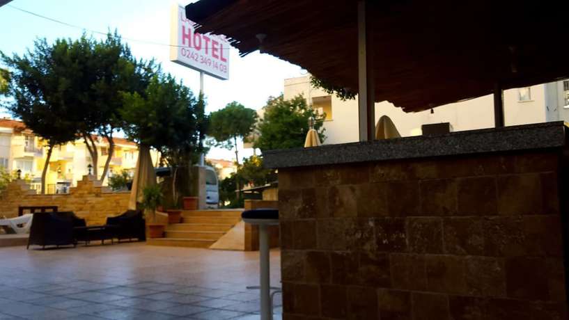 Imagen de los exteriores del Hotel Lara Palace. Foto 11