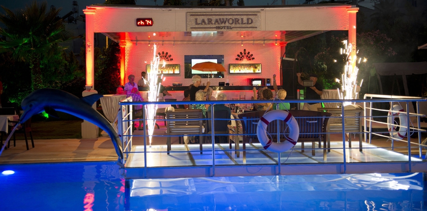 Imagen de la piscina del Hotel Lara World. Foto 8