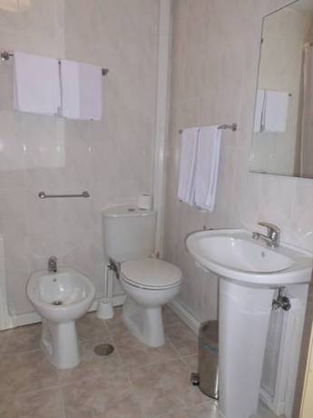 Imagen de la habitación del Hotel Larbelo. Foto 4