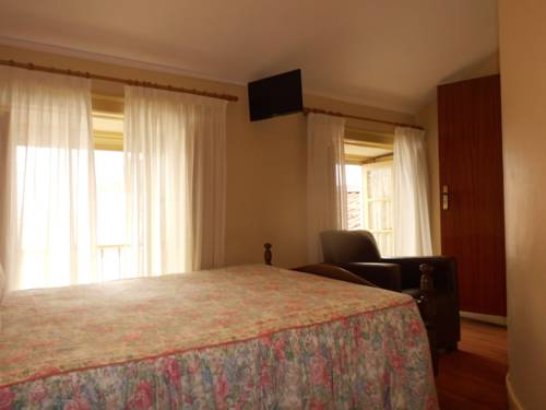 Imagen de la habitación del Hotel Larbelo. Foto 6