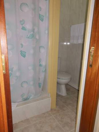 Imagen de la habitación del Hotel Larbelo. Foto 7