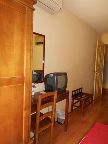 Imagen de la habitación del Hotel Larbelo. Foto 8