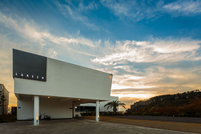 Imagen de los exteriores del Hotel Lareem. Foto 13