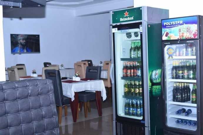 Imagen del bar/restaurante del Hotel Larema Internationals and suites. Foto 3