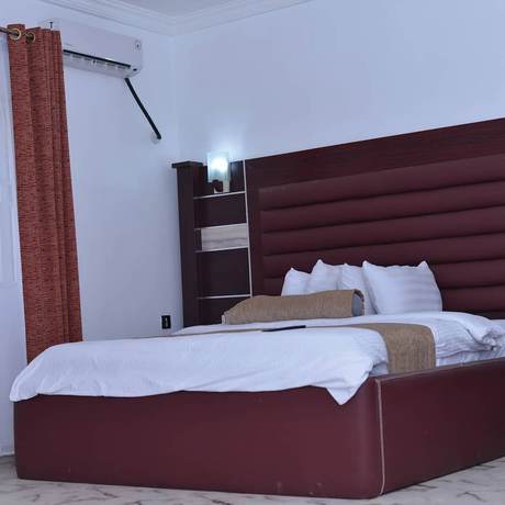 Imagen de la habitación del Hotel Larema Internationals and suites. Foto 11