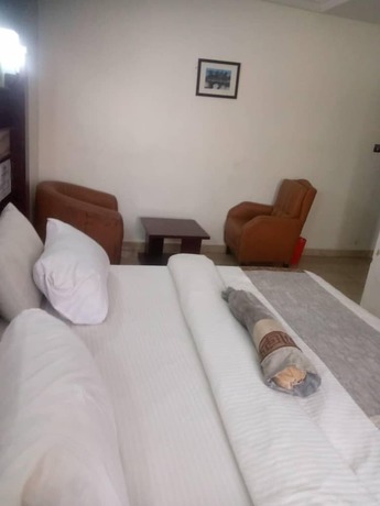 Imagen de la habitación del Hotel Larema Internationals and suites. Foto 13