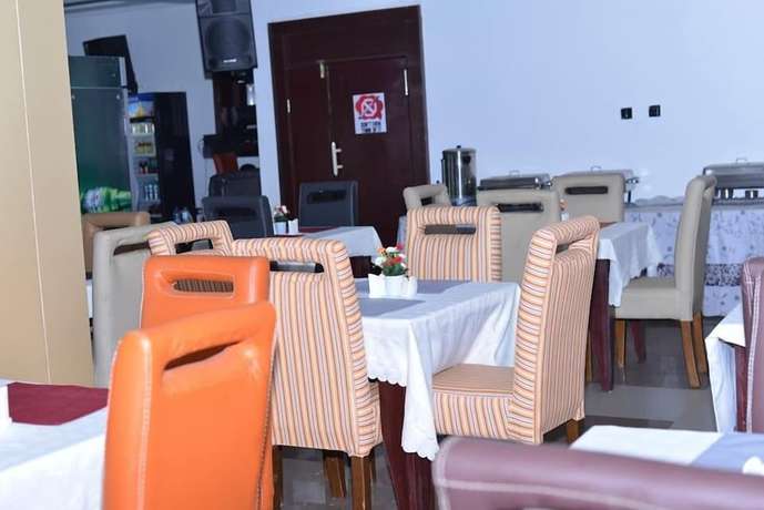 Imagen del bar/restaurante del Hotel Larema Internationals and suites. Foto 5