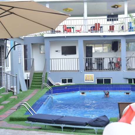 Imagen de la piscina del Hotel Larema Internationals and suites. Foto 20