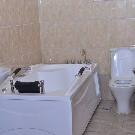 Imagen de la habitación del Hotel Larema Internationals and suites. Foto 16