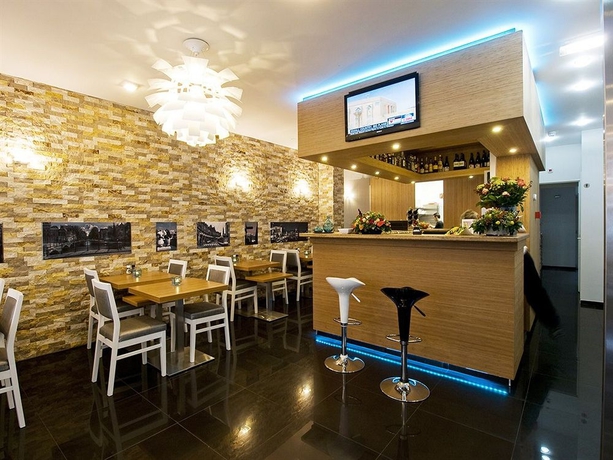 Imagen del bar/restaurante del Hotel Larende. Foto 5