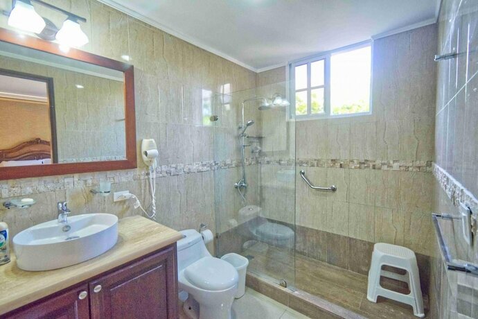 Imagen general del Hotel Large Golf View Villa With Pool Jacuzzi and Staff. Foto 4