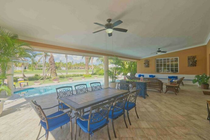 Imagen general del Hotel Large Golf View Villa With Pool Jacuzzi and Staff. Foto 9