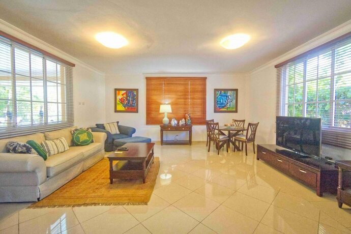 Imagen general del Hotel Large Golf View Villa With Pool Jacuzzi and Staff. Foto 12