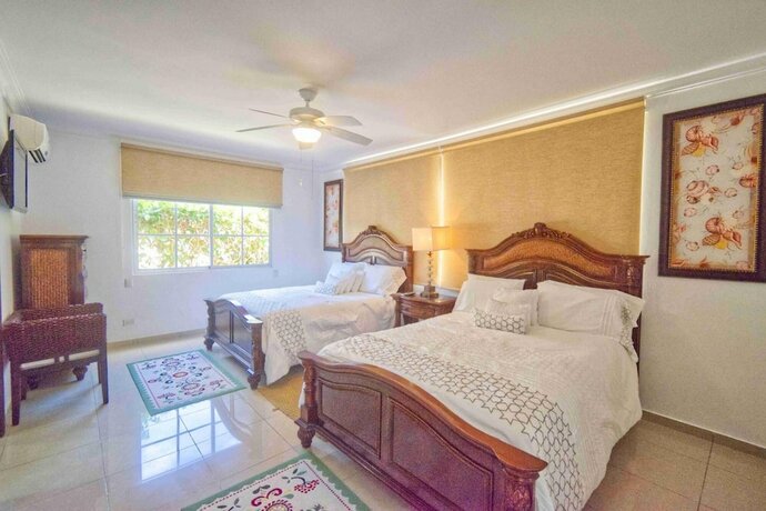 Imagen general del Hotel Large Golf View Villa With Pool Jacuzzi and Staff. Foto 15