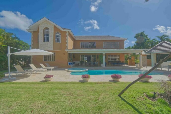 Imagen general del Hotel Large Golf View Villa With Pool Jacuzzi and Staff. Foto 17