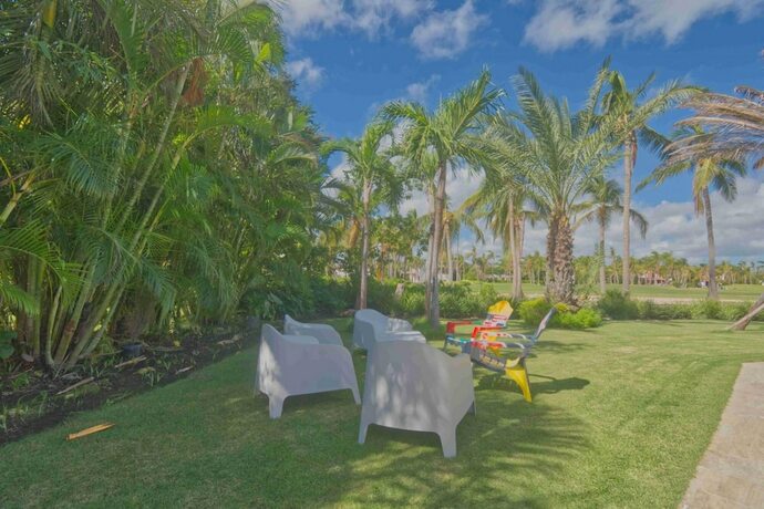 Imagen general del Hotel Large Golf View Villa With Pool Jacuzzi and Staff. Foto 18