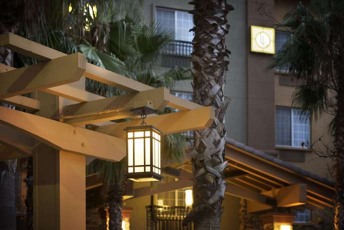 Imagen de los exteriores del Hotel Larkspur Landing Sacramento - An All-suite. Foto 16